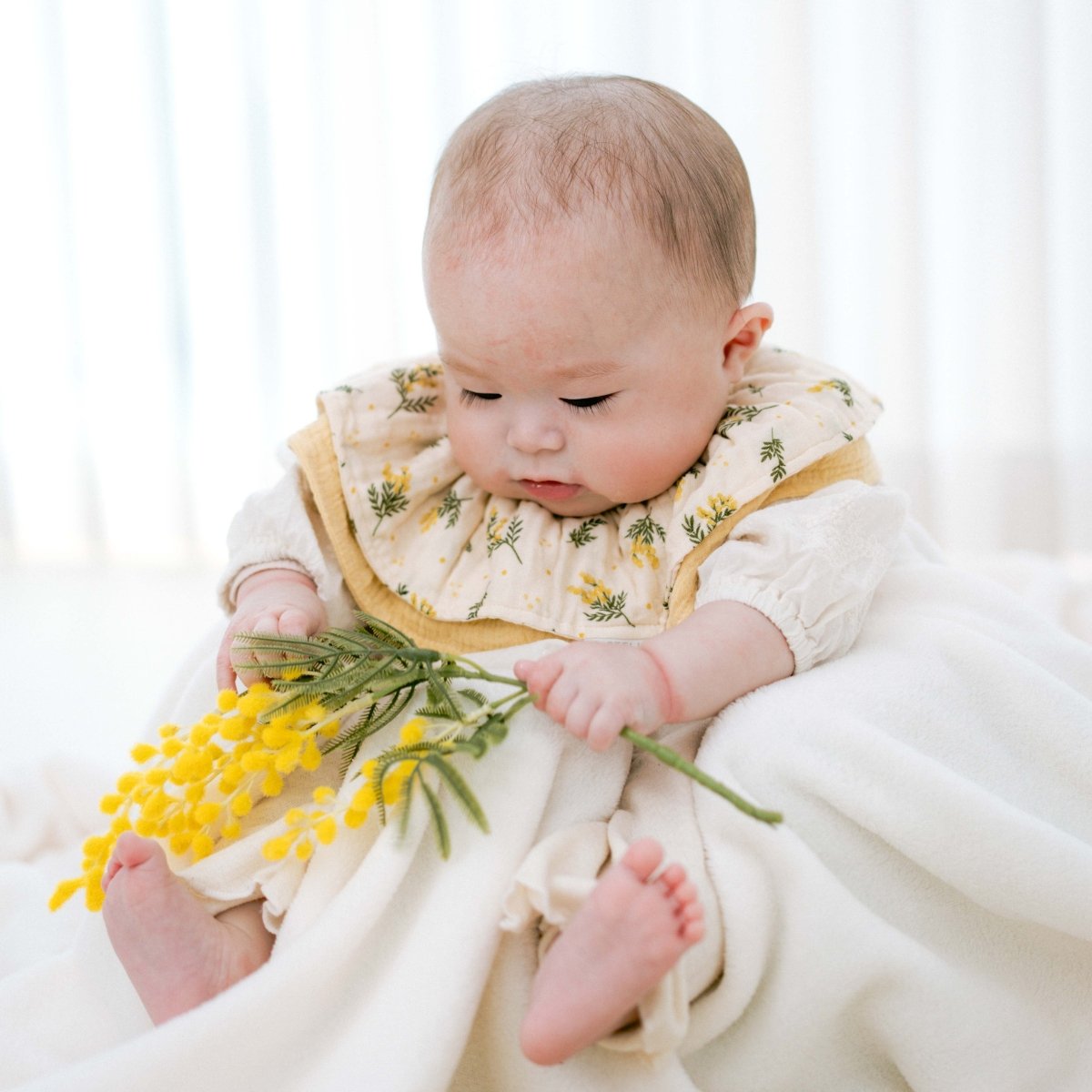 手刺繍 ミモザ グレーフラワー ハンドメイドスタイ ミモザ柄スタイ