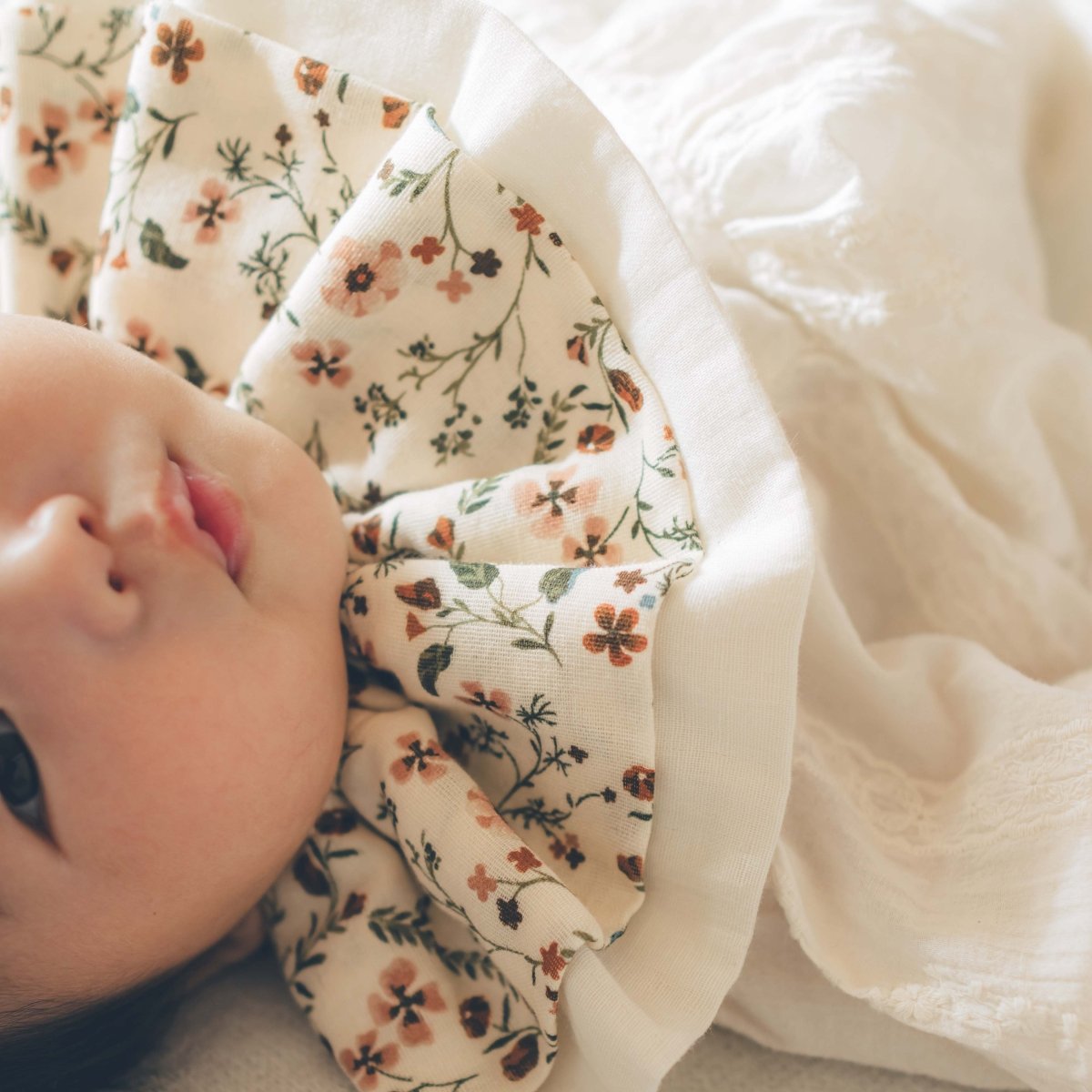 小花柄スタイ / 赤ちゃんの二段フリルスタイ | Stella Mimore ステラミモア